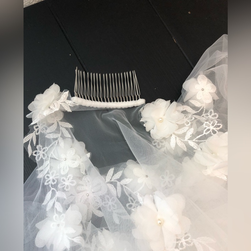 White Floral Long wedding veil, 120 inches long and 70 inches wide. - Picture 8 of 10